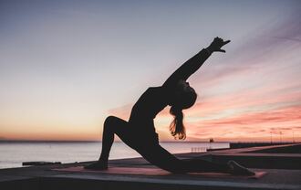 BodyOm-Femme en position yoga